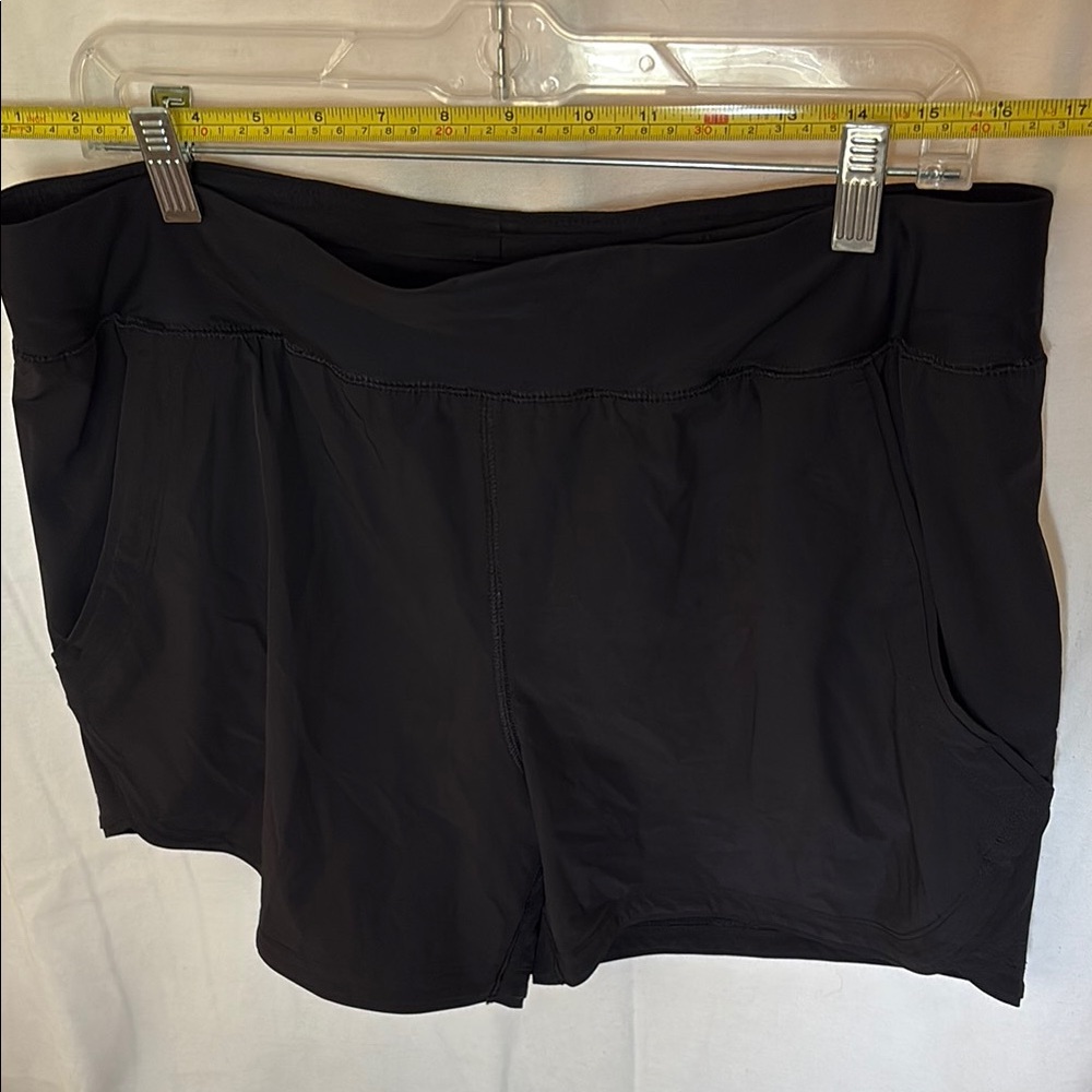 Lands’ End Women's Black Sport Shorts - Picture 3 of 6